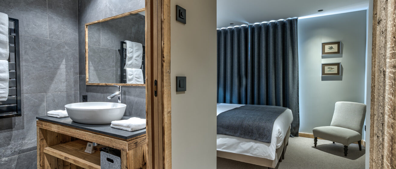 Chalet Bergeronnette, Meribel - double bedroom with en suite bathroom